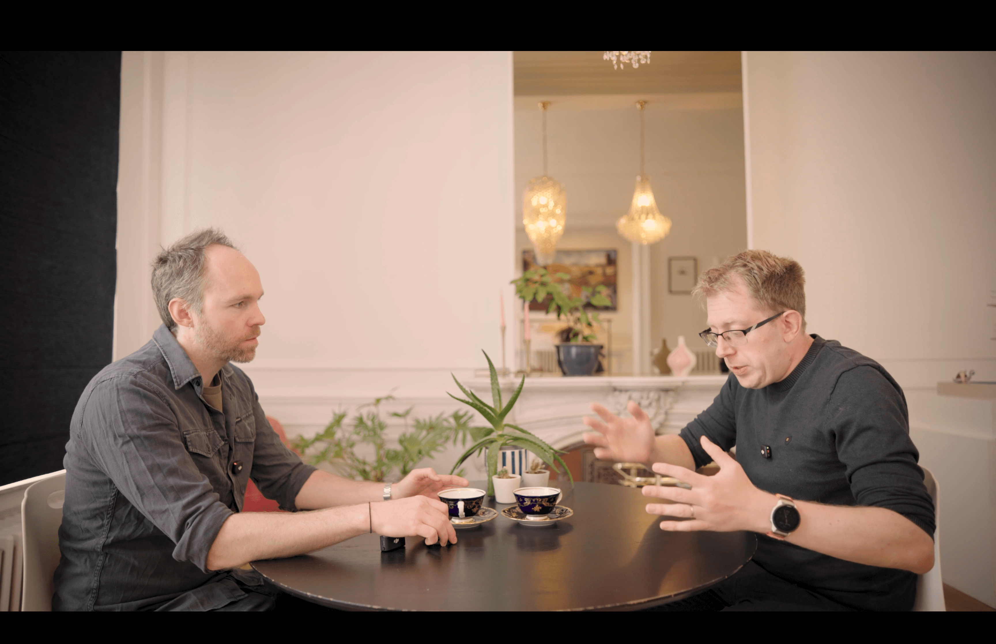 Podcast studio met microfoons en donkere sfeerverlichting