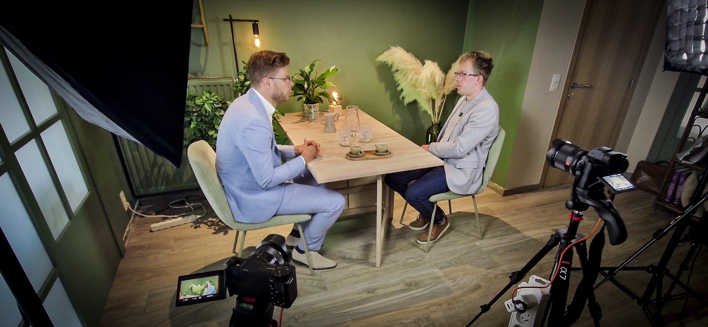 Bovenaanzicht van de studio, met twee camera's op Emiel Kerckaert en Nick Van Campenhout