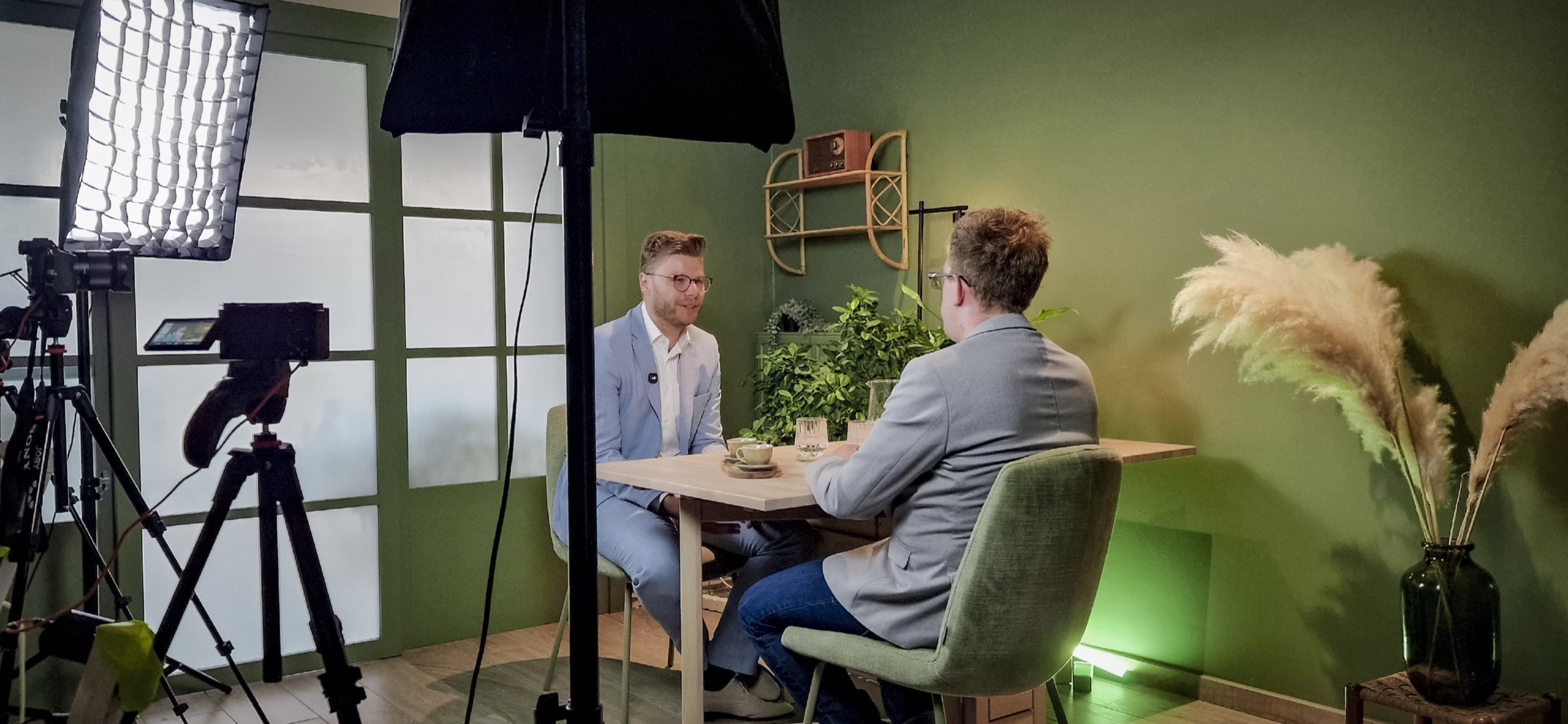 De opnameset, met licht, camera en Emiel Kerckaert tegenover Nick Van Campenhout